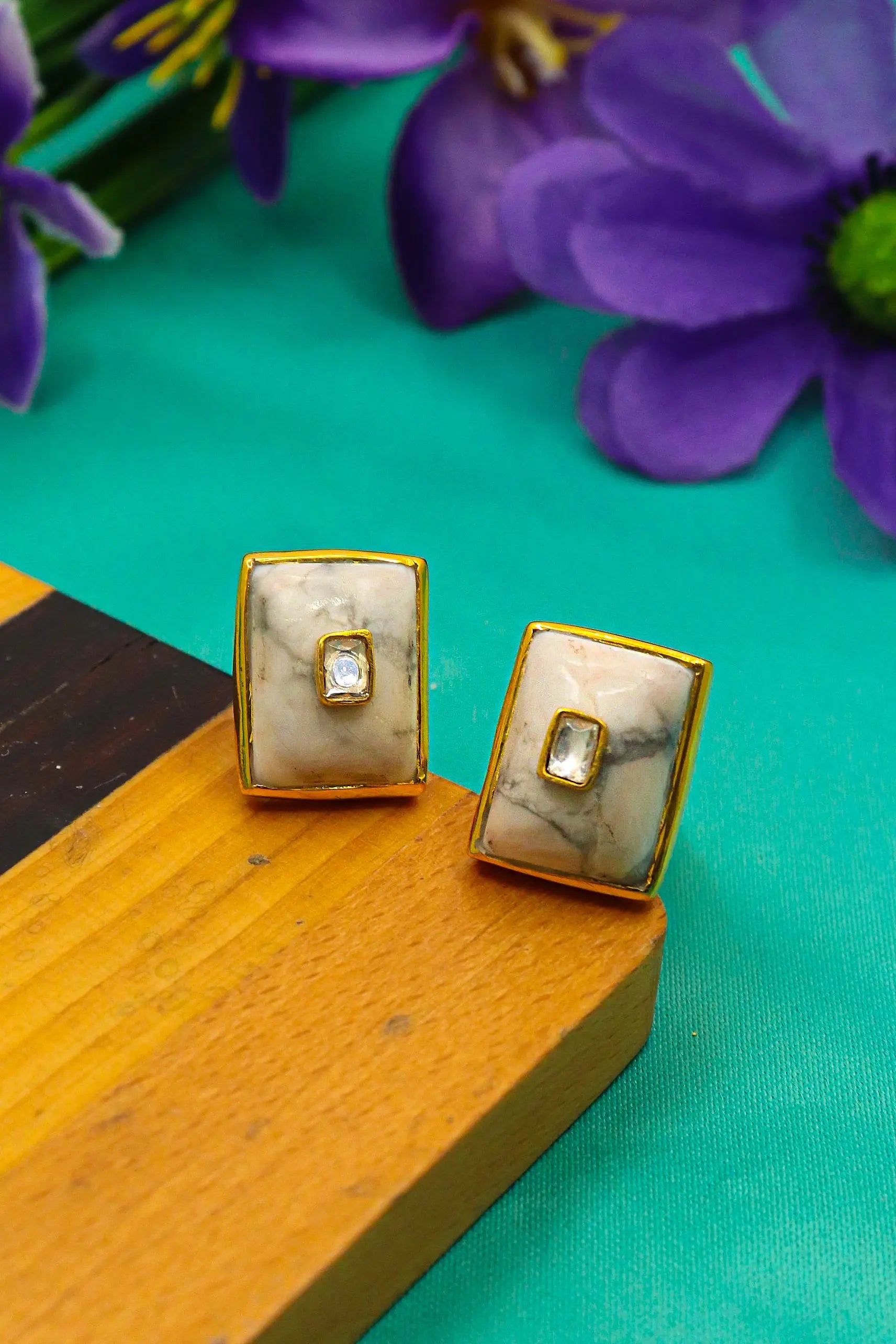 Sophisticated Men’s Fashion Cufflinks with Exquisite Gold Plating and White Agate Gemstone VJewels