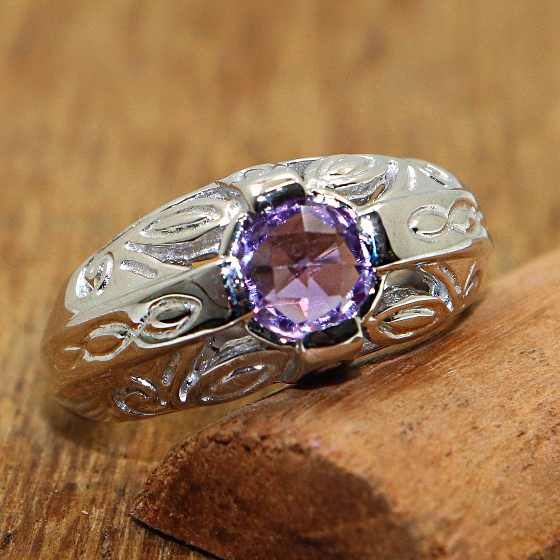 Gorgeous Wedding Band with Amethyst Gemstone