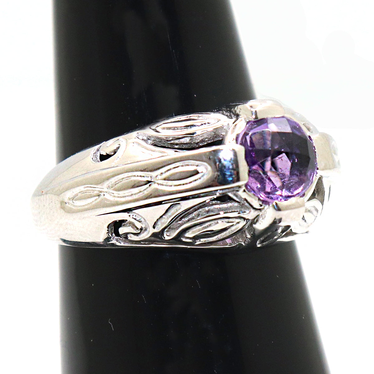 Gorgeous Wedding Band with Amethyst Gemstone