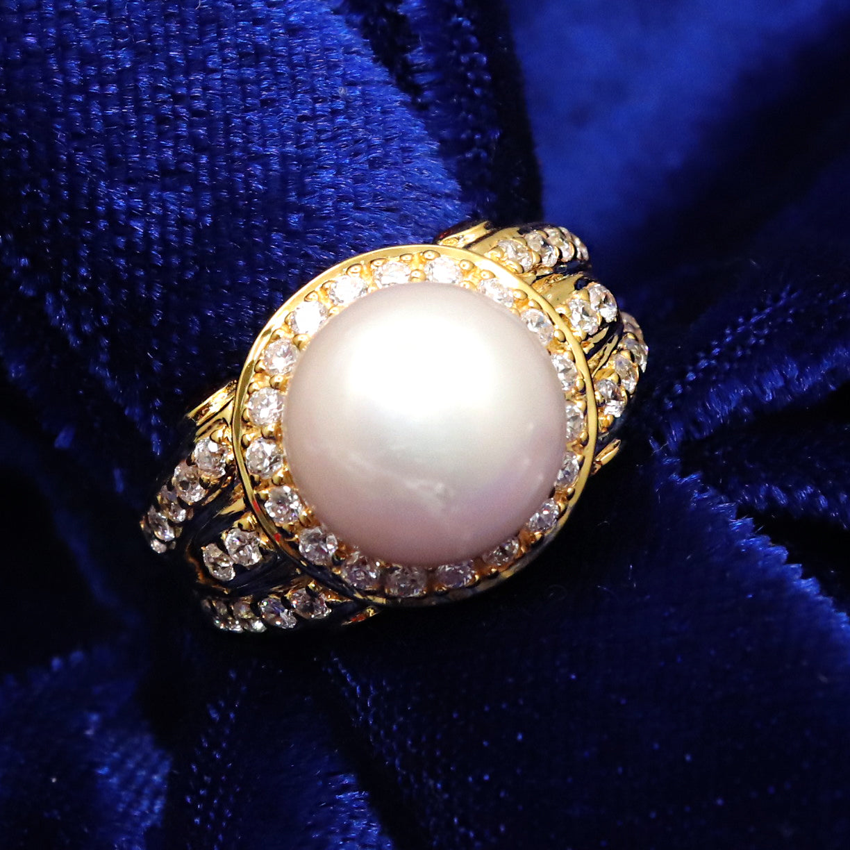 Alluring Pearl Gemstone With CZ Ring for Wedding Dressing