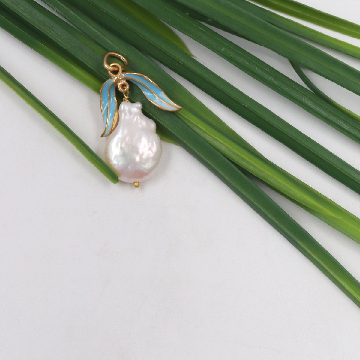 Glaze Pearl PendantDrift