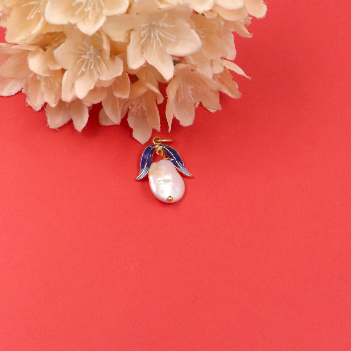 Glaze Pearl PendantDrift