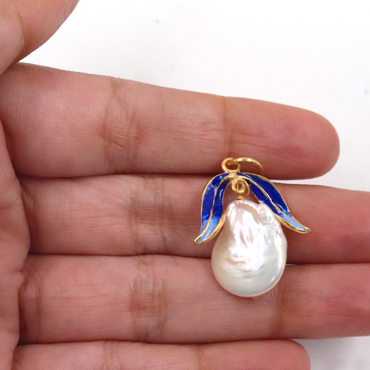 Glaze Pearl PendantDrift