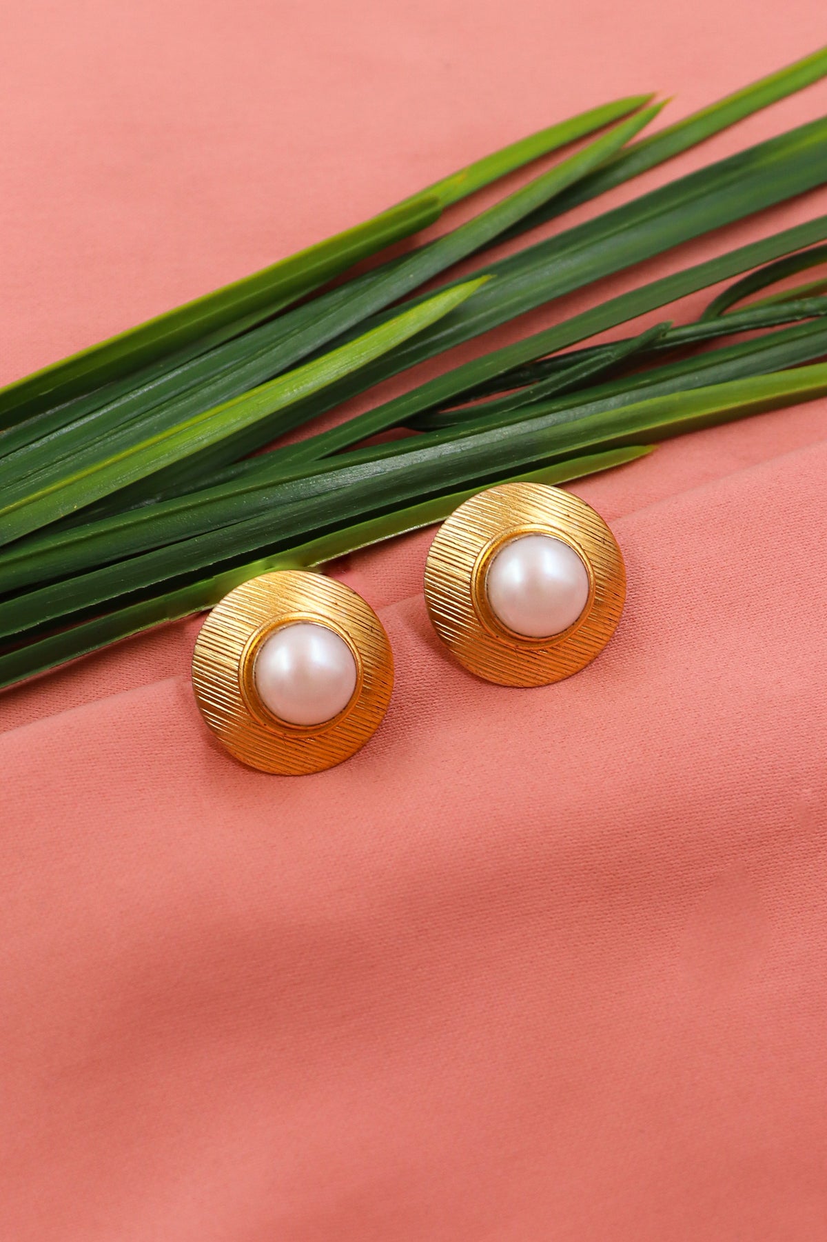 Pearl Sovereign Gold Stud Earring