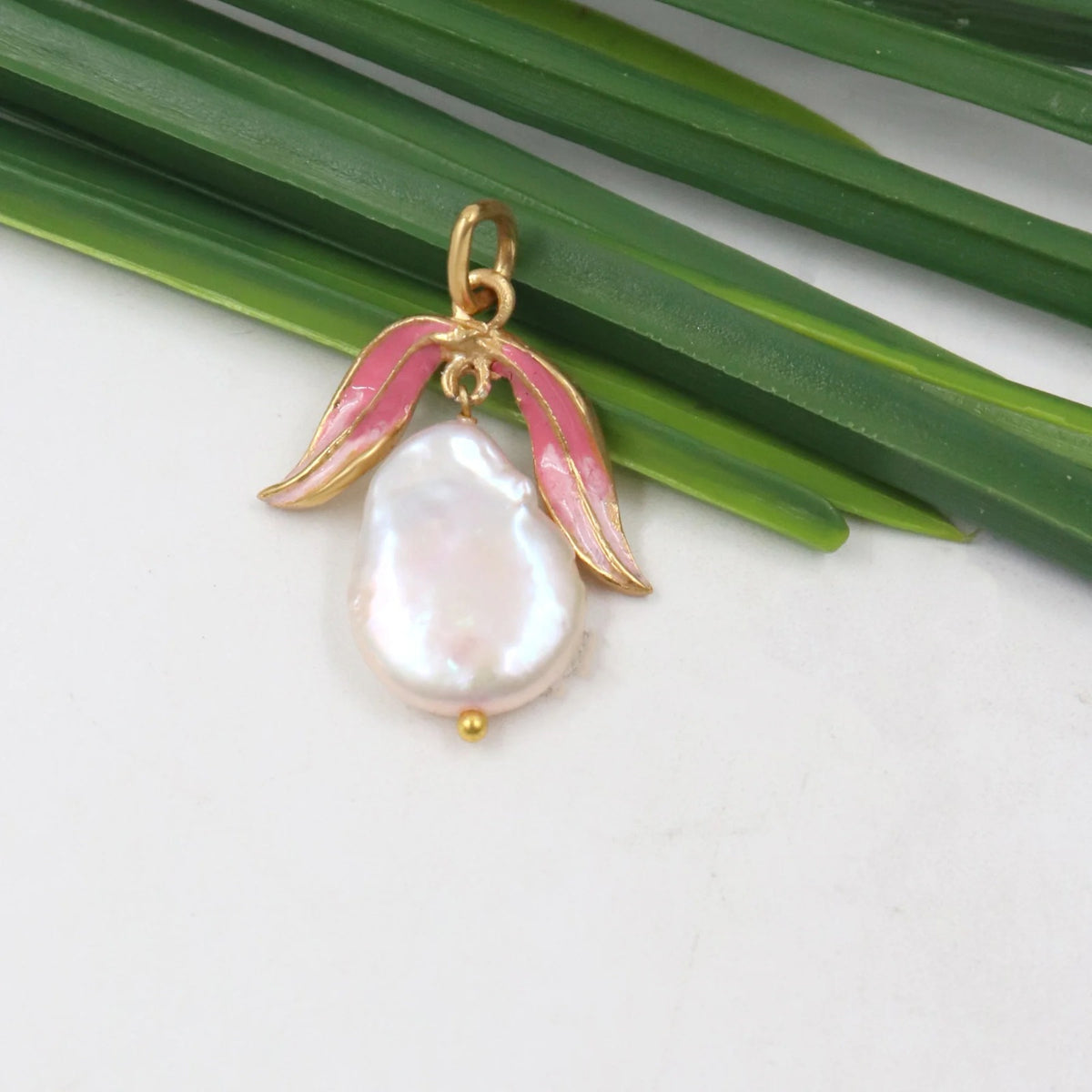 Glaze Pearl PendantDrift